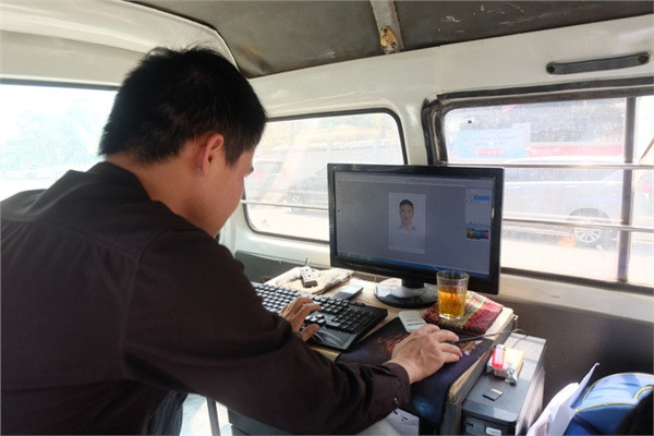 Để thu hút sự chú ý của mọi người, anh Anh Tuấn đã dán rất nhiều ảnh chụp của khách hàng cũng như thông tin quảng cáo bên ngoài ô tô.