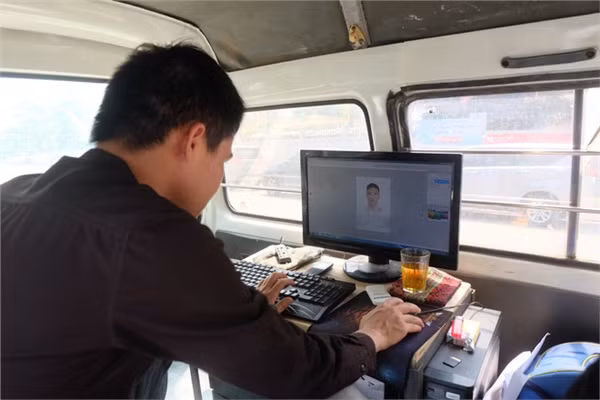 Để thu hút sự chú ý của mọi người, anh Anh Tuấn đã dán rất nhiều ảnh chụp của khách hàng cũng như thông tin quảng cáo bên ngoài ô tô.