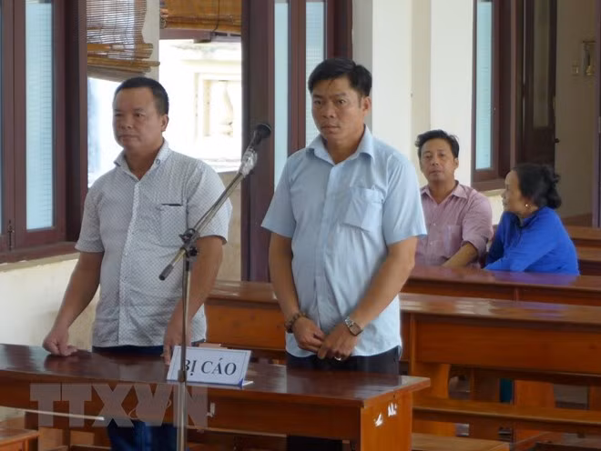 Các bị cáo tại phiên tòa. (Ảnh: K GỬIH/TTXVN)