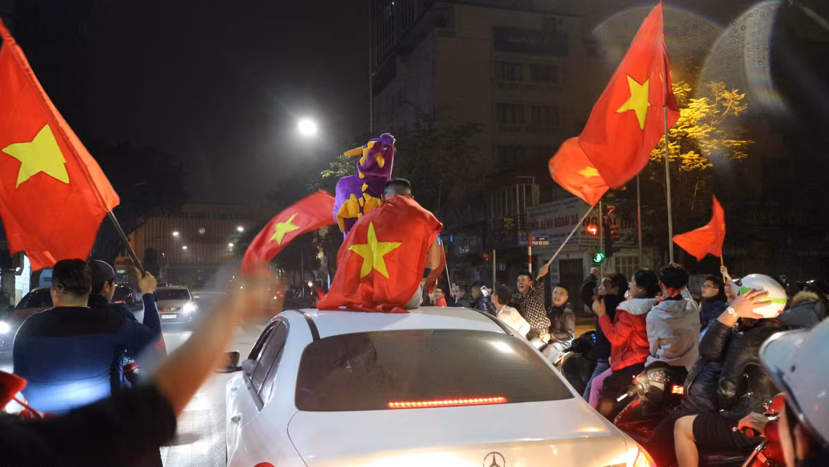 Dù đã qua ngày mới nhưng dòng người xuống phố ăn mừng chiến thắng của U23 Việt Nam vẫn đông nghẹt và khiến Hà Nội có một đêm không ngủ với thành tích được các nhà báo miêu tả là: "Cơn địa chấn của châu Á" hay "Kì diệu hơn một câu truyện cổ tích".