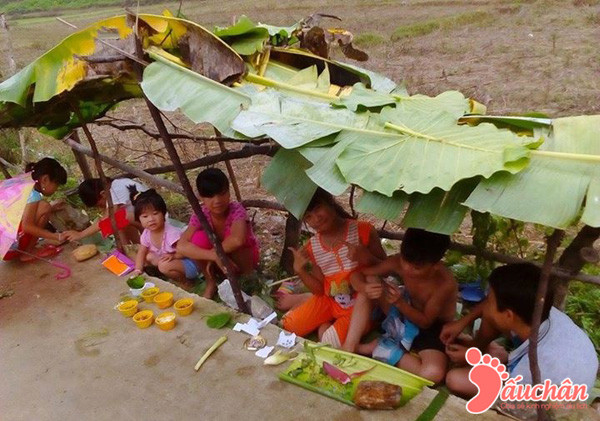 Những điều bình dị như thế của tuổi thơ với nhiều người có lẽ lại chính là món quà tuyệt vời trong cuộc đời mà mỗi khi mỏi mệt, ta có thể tìm về và sống lại với những hồi ức thuở xưa.