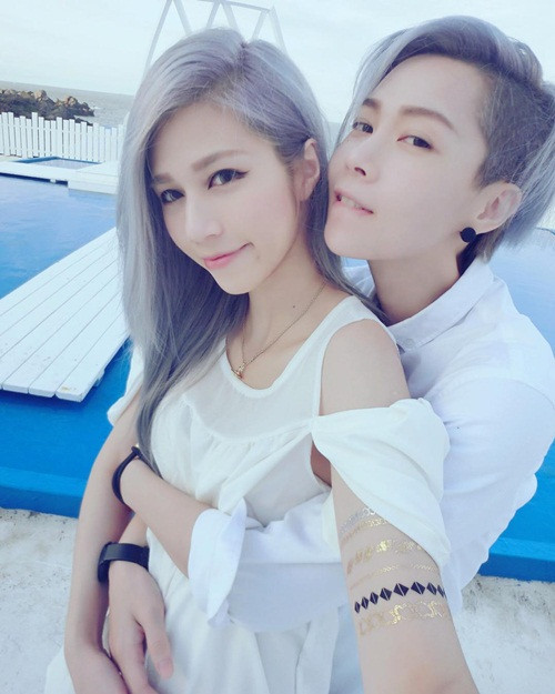 Không chỉ mặc đồ đôi, dùng trang sức đôi, Charlie và Xian Zi còn khoe đủ màu tóc đôi tuyệt đẹp. Sở thích chung của cặp đôi chính là nhuộm tóc với những màu cực nổi mà không phải ai cũng dám thử. Ảnh dùng trong bài: Instagram.