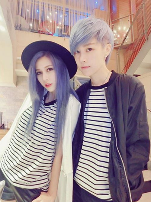 Chưa dừng lại ở đó, Charlie và Xian Zi cùng mở cửa hàng thời trang và bán quần áo online, chính cặp đôi này cũng sắm luôn vai trò người mẫu cho các sản phẩm.