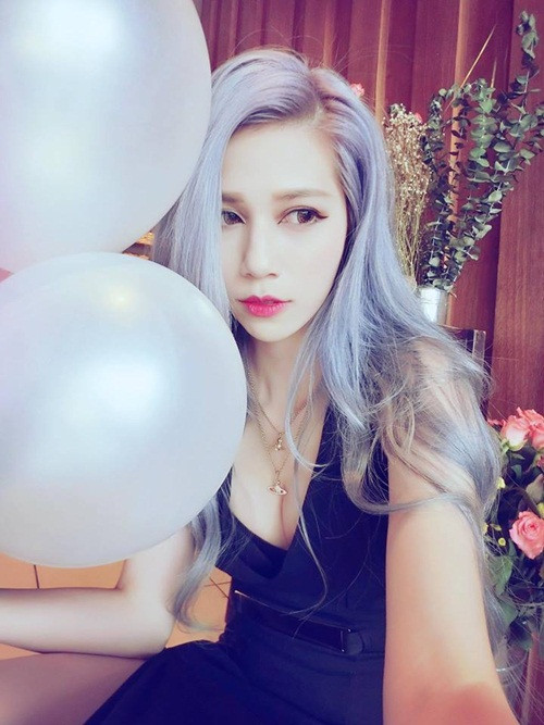 Còn Xian Zi sở hữu gương của một cô gái đầy mê lực. Cô nàng thường khiến các fan ghen tị khi khoe việc sở hữu người yêu tâm lí, luôn chăm sóc chu đáo cho cô.