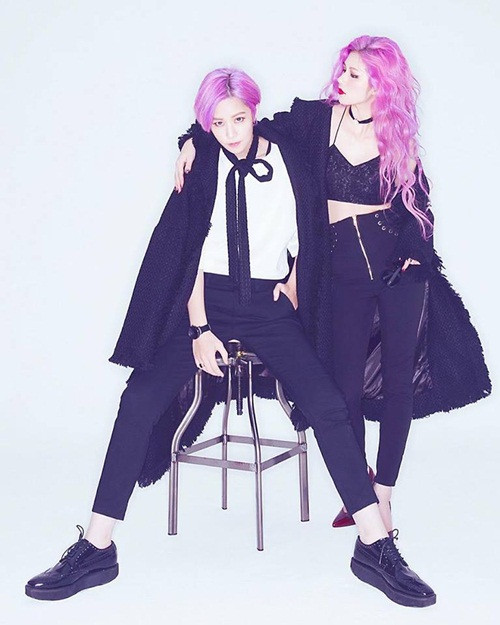 Mới đây, một cặp đôi đồng tính Đài Loan đã khiến nhiều người phải chú ý tới bởi vẻ đẹp thân thể và màu tóc khá độc đáo. Bên cạnh đó, cặp đôi này còn cho đăng tải những bức hình hết sức tình tứ và ngọt ngào.