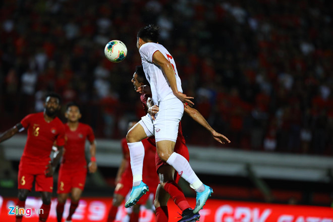 Mặc dù thi đấu đủng đỉnh nhưng các cầu thủ Việt Nam lại tận dụng rất tốt những pha bóng chết. Phút 27', từ pha phạt góc của Quang Hải, Tiến Linh đánh đầu chiến thuật về góc xa nơi Văn Hậu đã chờ sẵn. Hậu vệ trái của đội tuyển Việt Nam đánh đầu nối để Duy Mạnh đệm bóng tung lưới Ridho mở tỷ số trận đấu. Ảnh: Zing
