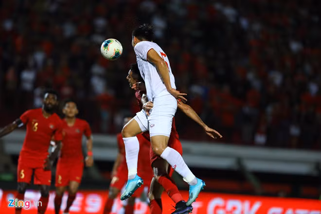 Mặc dù thi đấu đủng đỉnh nhưng các cầu thủ Việt Nam lại tận dụng rất tốt những pha bóng chết. Phút 27', từ pha phạt góc của Quang Hải, Tiến Linh đánh đầu chiến thuật về góc xa nơi Văn Hậu đã chờ sẵn. Hậu vệ trái của đội tuyển Việt Nam đánh đầu nối để Duy Mạnh đệm bóng tung lưới Ridho mở tỷ số trận đấu. Ảnh: Zing