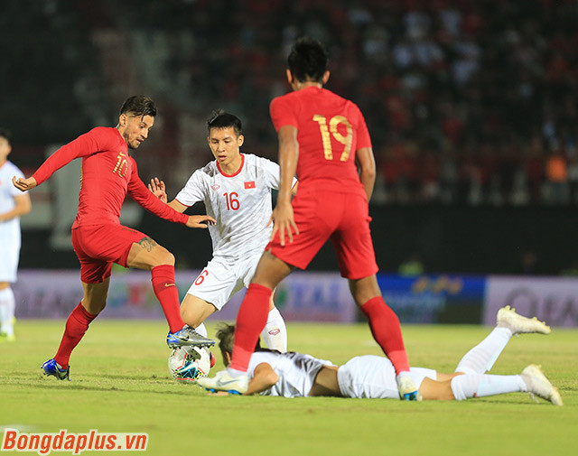 Đúng như những gì đã dự đoán, Indonesia không ngần ngại đá rát với các cầu thủ đội tuyển Việt Nam. Rất nhiều pha phạm lỗi được đội chủ nhà đưa ra hướng về học trò HLV Park Hang-seo. Ảnh: Bongdaplus