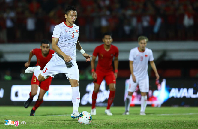 Loay hoay không tìm được ra bàn thắng, Indonesia tiếp tục nhận bàn thua vào phút 54'. Hùng Dũng đi bóng khéo léo trong vòng cấm của Indonesia buộc trung vệ Basna phải phạm lỗi. Trên chấm 11m. Quế Ngọc Hải bình tĩnh đánh lừa thủ môn Ridho bằng 1 cái giậm chân. Tỷ số của trận đấu đội tuyển Việt Nam 2-0 Indonesia. Ảnh: Zing