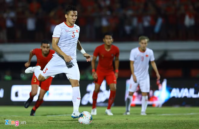 Loay hoay không tìm được ra bàn thắng, Indonesia tiếp tục nhận bàn thua vào phút 54'. Hùng Dũng đi bóng khéo léo trong vòng cấm của Indonesia buộc trung vệ Basna phải phạm lỗi. Trên chấm 11m. Quế Ngọc Hải bình tĩnh đánh lừa thủ môn Ridho bằng 1 cái giậm chân. Tỷ số của trận đấu đội tuyển Việt Nam 2-0 Indonesia. Ảnh: Zing