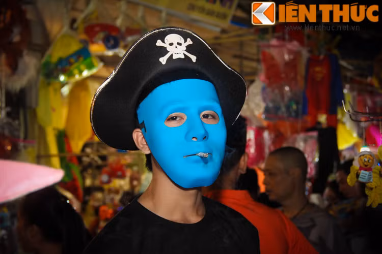 Ngoài những chiếc mặt nạ mãnh thú, các bạn trẻ xuất hiện trên phố Trung Thu - Hàng Mã còn lựa chọn cho mình những chiếc mặt nạ nhân vật phim ảnh hay hoạt hình như cướp biển, Tôn Ngộ Không...