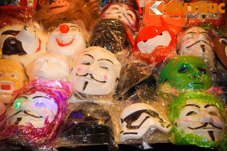 Thời xưa những chiếc mặt nạ thường được làm bằng giấy hồ và miêu tả những nhân vật như chú tễu hay ông địa. Nhưng xã hội trở nên phát triển, nhiều mẫu mặt nạ mới đã dần thay thế những chiếc mặt nạ đồ chơi Trung thu truyền thống.