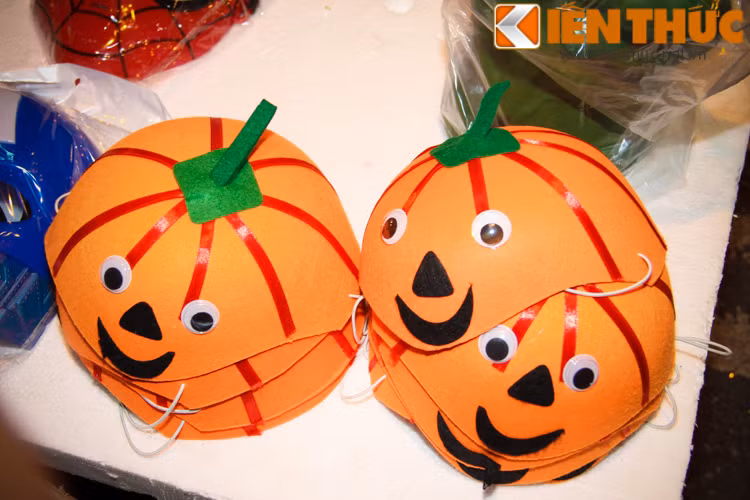 Ngoài những chiếc mặt nạ, các bạn trẻ cũng sắm cho mình những chiếc mũ, kính hay nơ hết sức dễ thương.