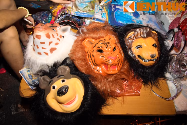 Những chiếc mặt nạ hình mãnh thú như hổ, báo hay gấu... được bày bán phổ biến dịp Tết Trung thu năm nay. Chúng được làm bằng chất liệu cao su và được trang trí lông hết sức cầu kì.