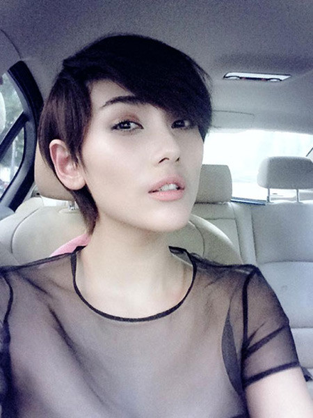 Trên trang cá nhân, siêu mẫu Võ Hoàng Yến chia sẻ hình ảnh mới mẻ của mình. Cô đã quyết định “từ giã” mái tóc dài xoăn lọn quen thuộc để trẻ trung hơn cùng kiểu đầu tém đang hot.