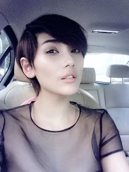 Trên trang cá nhân, siêu mẫu Võ Hoàng Yến chia sẻ hình ảnh mới mẻ của mình. Cô đã quyết định “từ giã” mái tóc dài xoăn lọn quen thuộc để trẻ trung hơn cùng kiểu đầu tém đang hot.