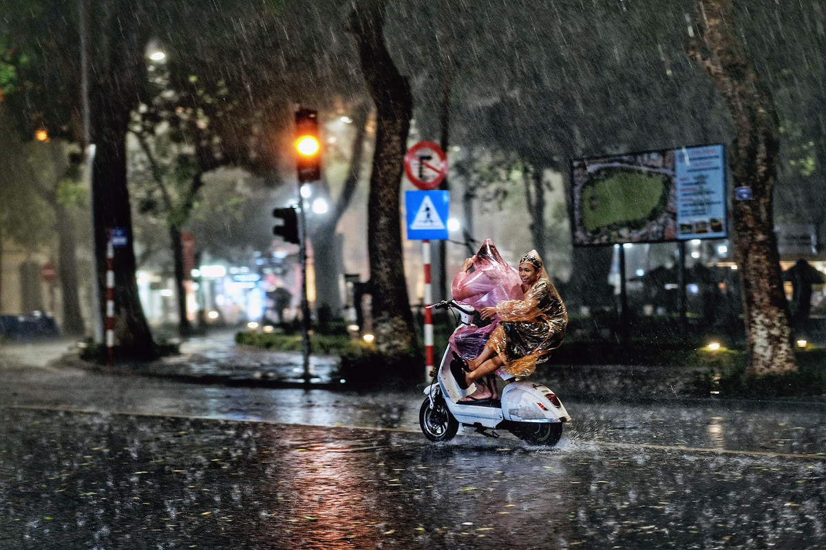 Còn với những người dân đã từng sống ở Hà Nội nhưng giờ đã xa thì lại bày tỏ rằng hương hoa sữa đầu mùa và cái se lạnh đang luồn vào phố xá khiến họ lại nao lòng nhớ về thủ đô, nơi mà họ gắn bó trong suốt thời gian dài.