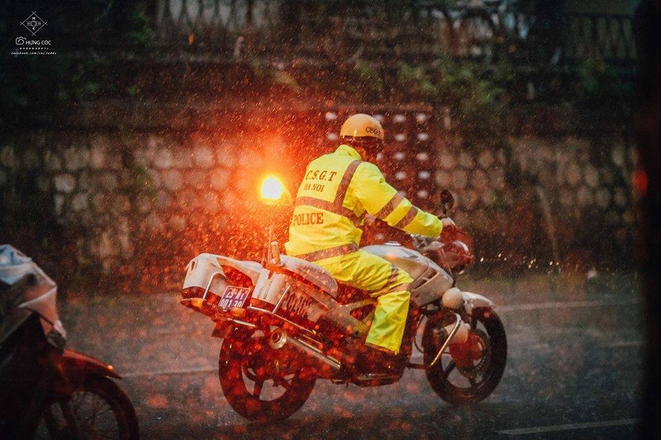 Nickname Thien An Minh chia sẻ: "Tưởng như mùa đông đã về... Cái tiết trời này khiến lòng người ấm áp lạ kì, tự nhiên muốn dạo chơi phố phường, ăn những món trên trời dưới đất mà một thời sinh viên hay ăn, tối về đi bộ dưới con đường đầy hoa sữa. "