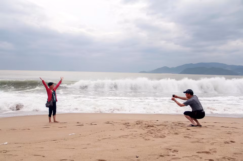 Nhiều du khách cho biết họ rất thích thú khi thấy sóng biển lớn đập vào bờ. "Nhìn rất đẹp, rất ít khi biển Nha Trang có sóng lớn như vậy. Gia đình tôi phải chụp ảnh để lưu lại làm kỷ niệm", bà Dương Thị Hồng, du khách từ Lâm Đồng nói.