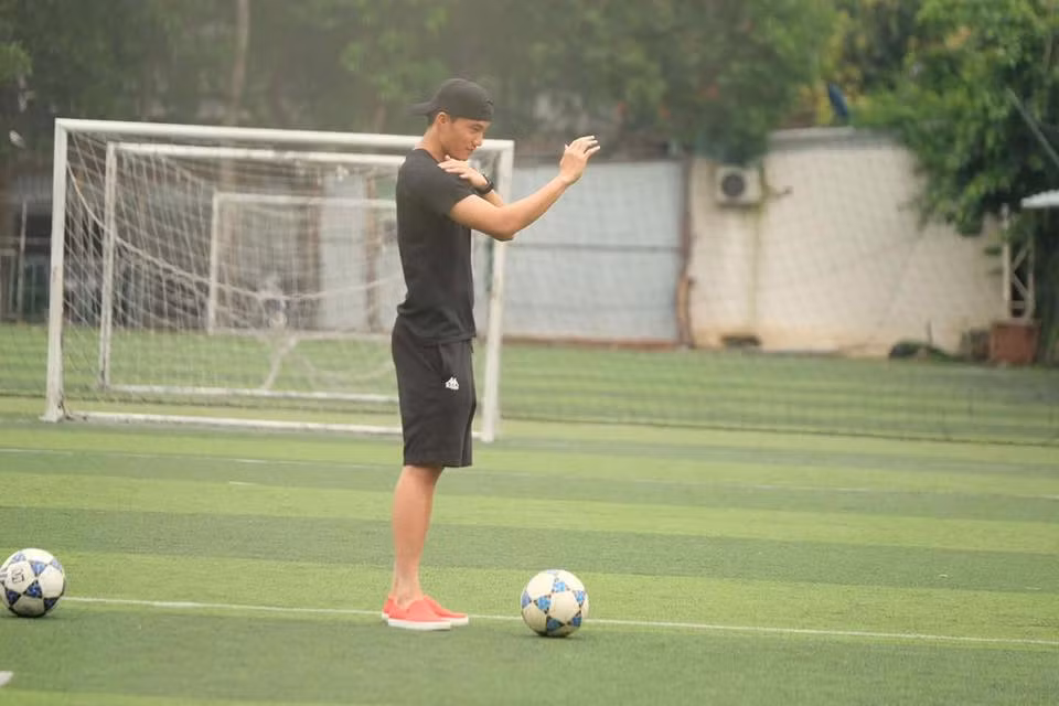 Tại VCK U23 châu Á, dù không được ra sân một trận đấu nào vì màn trình diễn quá xuất sắc của Bùi Tiến Dũng, nhưng đây sẽ là động lực, bài học và tích lũy quý giá cho thủ môn Văn Hoàng trở về thi đấu tại V.League trong màu áo CLB Sài Gòn.