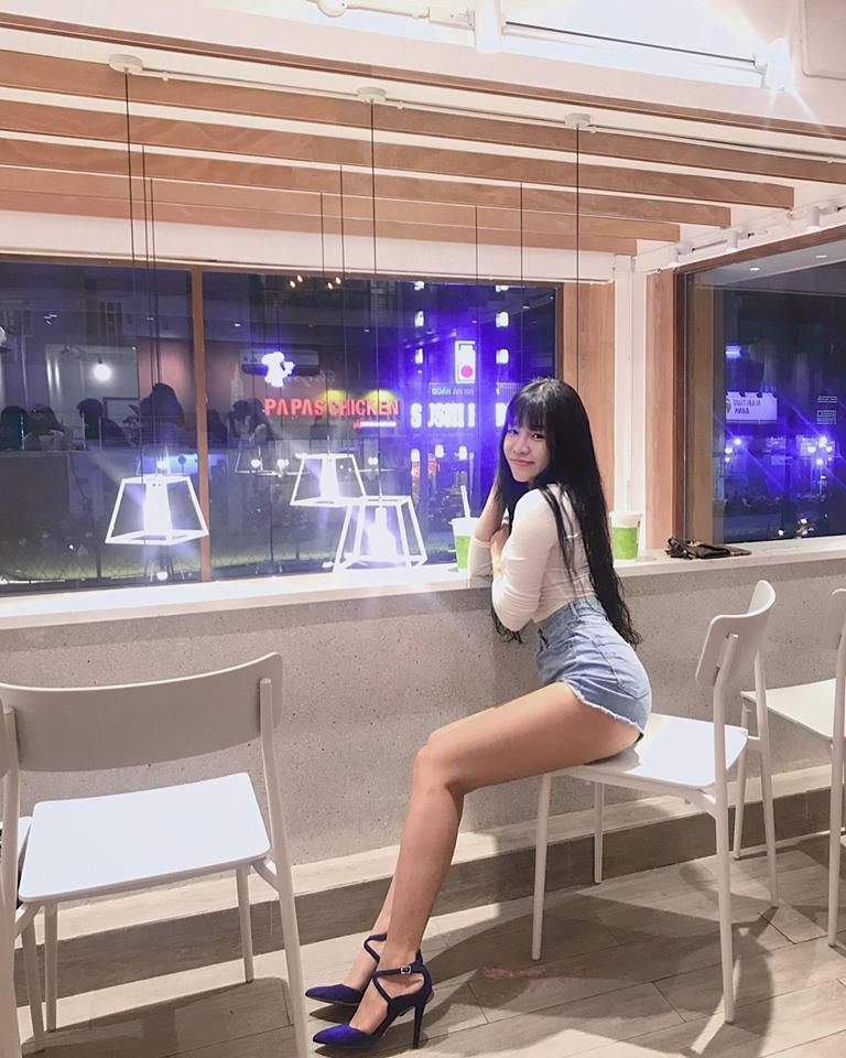 Trên trang cá nhân, Yến Xuân thường xuyên chia sẻ những bức ảnh khoe vóc dáng cực chuẩn, đặc biệt là đôi chân dài miên man, thẳng tắp.