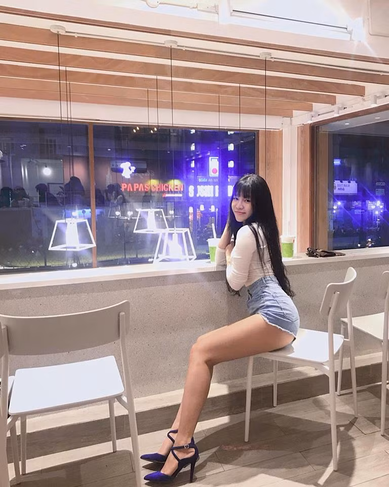 Trên trang cá nhân, Yến Xuân thường xuyên chia sẻ những bức ảnh khoe vóc dáng cực chuẩn, đặc biệt là đôi chân dài miên man, thẳng tắp.