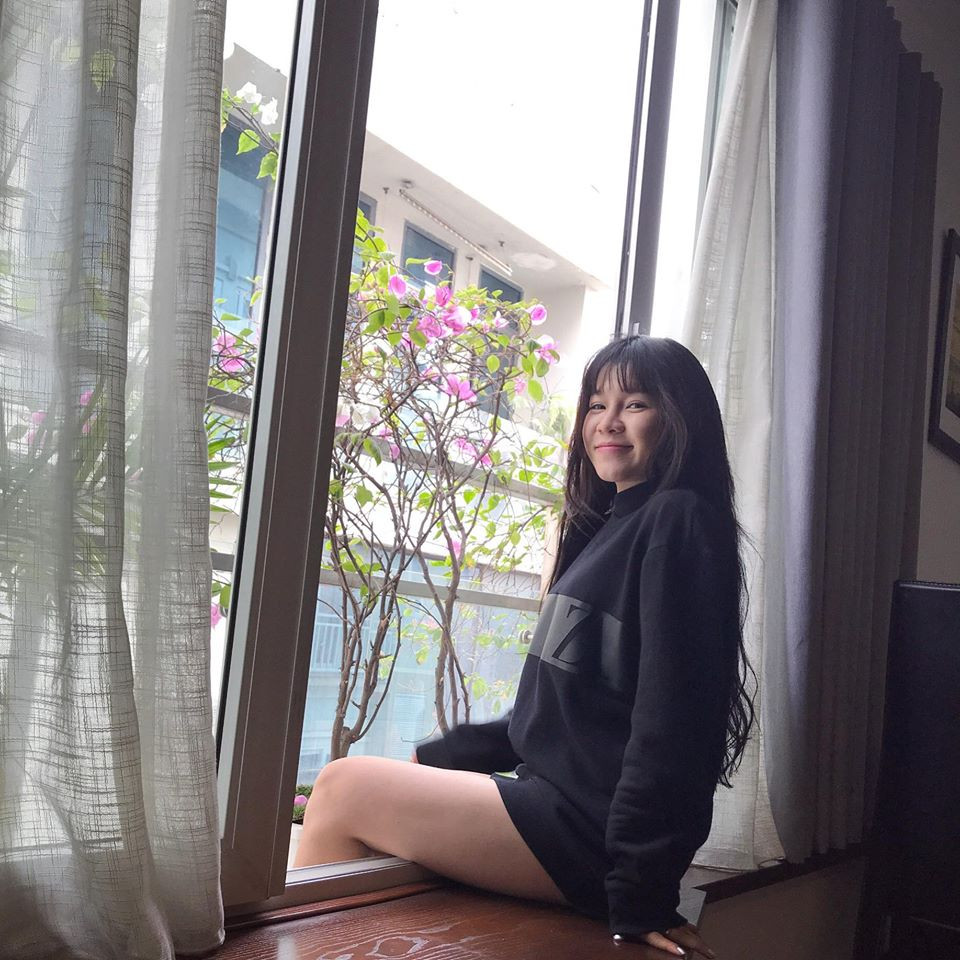 Bên cạnh đó, một số thành viên trên MXH cũng khen ngợi nhan sắc đẹp tự nhiên, khỏe khoắn của bạn gái Lâm Tây, đặc biệt là những bức ảnh mà cô nàng khoe trên trang cá nhân.