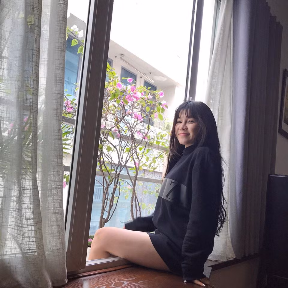 Bên cạnh đó, một số thành viên trên MXH cũng khen ngợi nhan sắc đẹp tự nhiên, khỏe khoắn của bạn gái Lâm Tây, đặc biệt là những bức ảnh mà cô nàng khoe trên trang cá nhân.