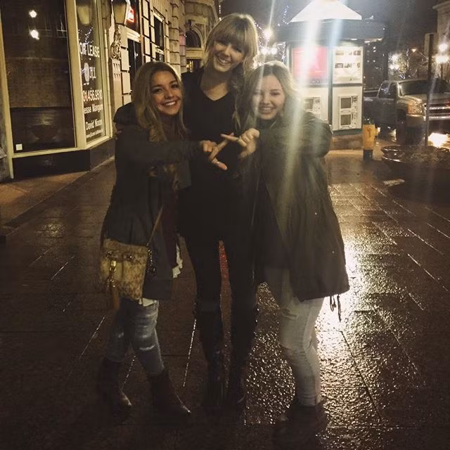 Nhiều người còn tếu táo hơn khi cho rằng Keitra Jane là "phiên bản béo hơn của Taylor".