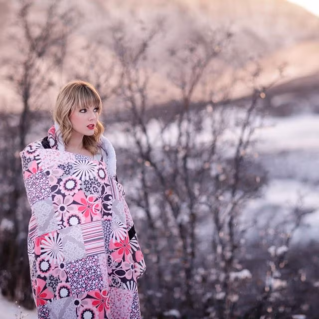 Nhiều người sẽ rất dễ nhầm lẫn giữa Keitra Jane và Taylor Swift khi họ có quá nhiều điểm giống nhau.