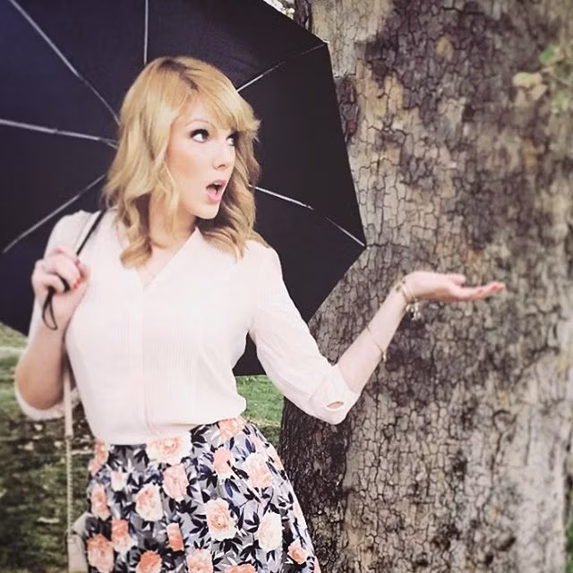 Nhiều cư dân mạng còn gọi Keitra Jane là chị em sinh đôi của cô công chúa nhạc đồng quê Taylor Swift.