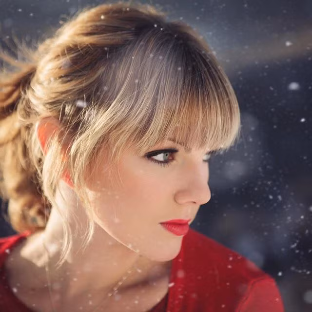 Sau khi những bức ảnh của Keitra Jane được lan truyền, nhiều cư dân mạng đã "phán" rằng cô gái 9X này cố tình ăn mặc, làm tóc và tạo dáng bắt chước Taylor Swift để nổi tiếng.