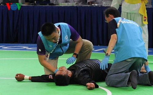 Võ sĩ Thái Lan ăn vạ quá đạt, khiến Nguyễn Nguyên Thái Linh bị xử thua trong trận chung kết pencak silat hạng cân 55-60 kg ở SEA Games 28. Ảnh: VOV.