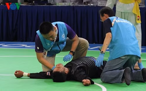 Võ sĩ Thái Lan ăn vạ quá đạt, khiến Nguyễn Nguyên Thái Linh bị xử thua trong trận chung kết pencak silat hạng cân 55-60 kg ở SEA Games 28. Ảnh: VOV.