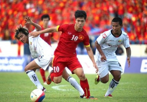 Trước trận bán kết môn bóng đá nam SEA Games 28, U23 Việt Nam gặp U23 Myanmar, Đoàn bóng đá Việt Nam xin rời lịch thi đấu của trận đấu này xuống thời gian muộn hơn để thời tiết thi đấu bớt nóng. Nhưng không những không chấp nhận mà BTC SEA Games 28 đã đẩy trận đấu này sớm lên 30 phút. Ảnh: BĐP.