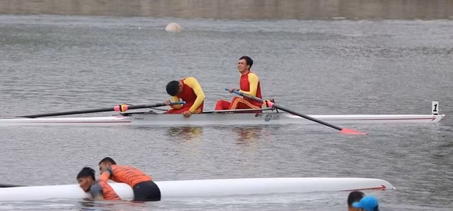 Sáng nay 6/6, môn canoeing khởi tranh trên vịnh Marina. Ở nội dung chung kết C2-1000m, hai tay chèo Myanmar là Htike Win và Wai Sai Min đã vượt qua bộ đôi của Indonesia để về nhất, đoạt HC Vàng. Hai VĐV Myanmar vội vã chèo thuyền vào bờ để chia vui với các đồng đội. Tuy nhiên, do vội vã, hai tay chèo đã thực hiện không đúng động tác và bị lật thuyền.