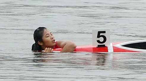 Với các VDV đua thuyền, biết bơi là yêu cầu bắt buộc khi nhập môn, nhưng với trường hợp của Trương Thị Phương - tay chèo mang về tấm HCV đầu tiên cho đội tuyển canoeing ở nội dung C1-200m nữ thì là trường hợp ngoại lệ. Quá vui mừng với tấm HCV mình vừa giành được, VĐV này đã gặp s ự cố dở khóc dở cười khi đang ăn mừng chiến thắng thì bị lật thuyền. Khi bị ngã xuống nước, VĐV này hoảng loạn nhưng rất may mắn thuyền cứu hộ đã kịp ra vớt cô lên.