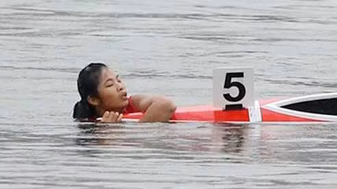 Với các VDV đua thuyền, biết bơi là yêu cầu bắt buộc khi nhập môn, nhưng với trường hợp của Trương Thị Phương - tay chèo mang về tấm HCV đầu tiên cho đội tuyển canoeing ở nội dung C1-200m nữ thì là trường hợp ngoại lệ. Quá vui mừng với tấm HCV mình vừa giành được, VĐV này đã gặp s ự cố dở khóc dở cười khi đang ăn mừng chiến thắng thì bị lật thuyền. Khi bị ngã xuống nước, VĐV này hoảng loạn nhưng rất may mắn thuyền cứu hộ đã kịp ra vớt cô lên.