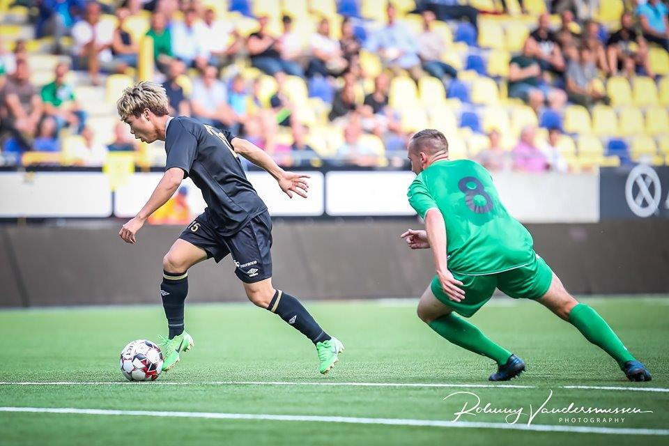 Ngay trận đầu tiên, Công Phượng chơi tích cực, di chuyển liên tục.