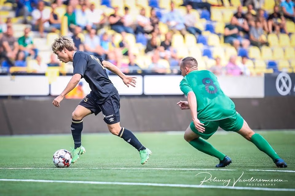 Ngay trận đầu tiên, Công Phượng chơi tích cực, di chuyển liên tục.