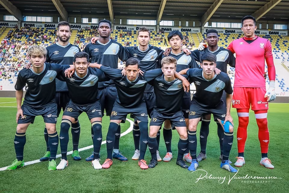 Ngay sau khi vượt qua buổi kiểm tra y tế của CLB, Nguyễn Công Phượng đã có mặt trong đội hình xuất phát trong trận giao hữu trước mùa giải của Sint-Truidense và Lommel SK trên sân nhà Stayen.