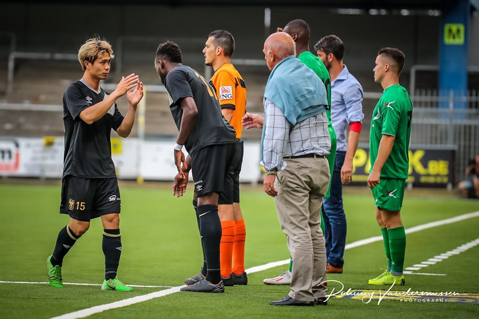 Sau ít phút đầu có phần bị bất ngờ với khả năng kỹ thuật khéo léo của Công Phượng, các hậu vệ Lommel SK chăm sóc kỹ, gây nhiều khó khăn cho cầu thủ mang áo số 15.