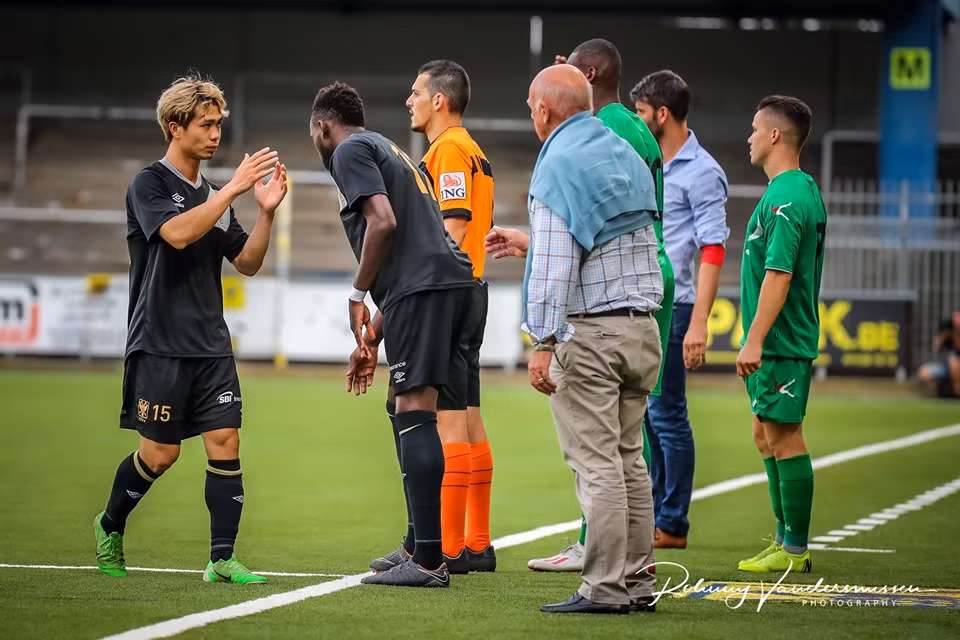 Sau ít phút đầu có phần bị bất ngờ với khả năng kỹ thuật khéo léo của Công Phượng, các hậu vệ Lommel SK chăm sóc kỹ, gây nhiều khó khăn cho cầu thủ mang áo số 15.