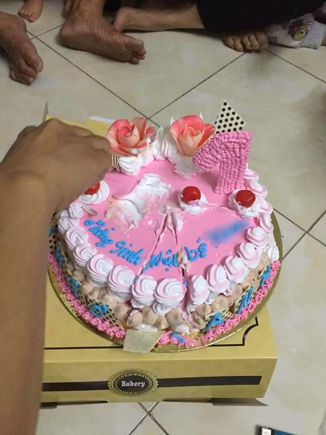 Ngay sau đó, vì quá ấm ức, bà mẹ trẻ đã lập tức đăng đàn kể với hội nhóm chị em kể về câu chuyện đắng lòng của mình: "Em hối hận quá các mẹ ơi. Hôm nay sinh nhật con tròn 1 tuổi mà cái thằng làm bánh nó có tâm quá ạ. 1 cái là ảnh mẫu chọn, 1 cái là em nhận được".