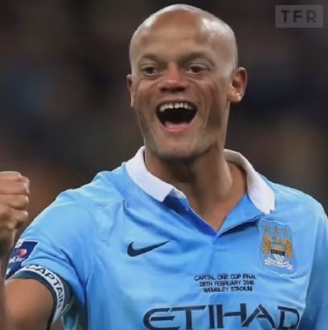 Kompany trông không khác mấy khi được ghép cặp mắt của Oezil.