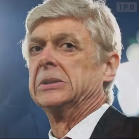 Nhiều người cho rằng Wenger mua Ozil vì hâm mộ với đôi mắt trố của cầu thủ người Đức này. Ảnh sử dụng trong bài: Sưu tầm Facebook.