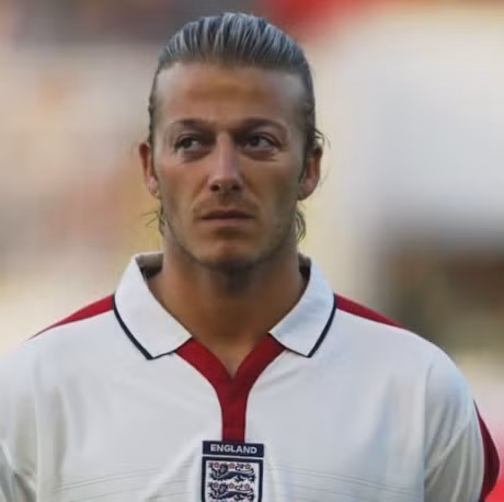 Khó nhận ra Beckham khi ghép mắt trố của Oezil vào.