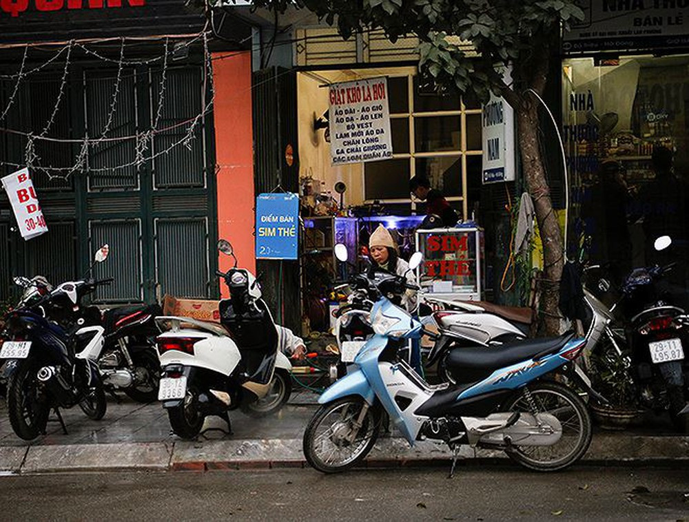 Một cửa hàng dù không chuyên sửa xe máy nhưng cũng tranh thủ những ngày Tết để kinh doanh rửa xe.