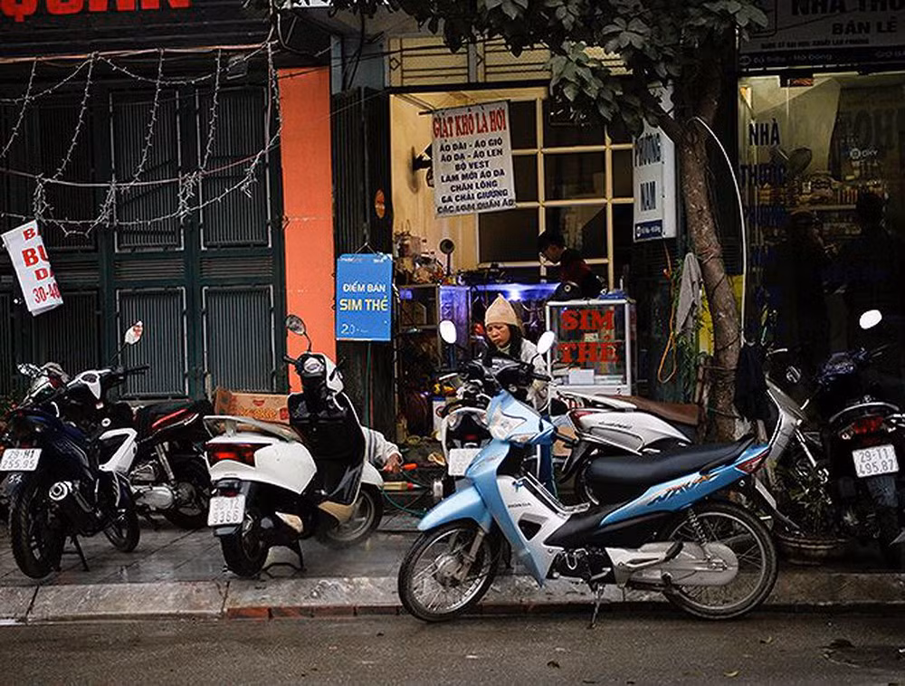 Một cửa hàng dù không chuyên sửa xe máy nhưng cũng tranh thủ những ngày Tết để kinh doanh rửa xe.