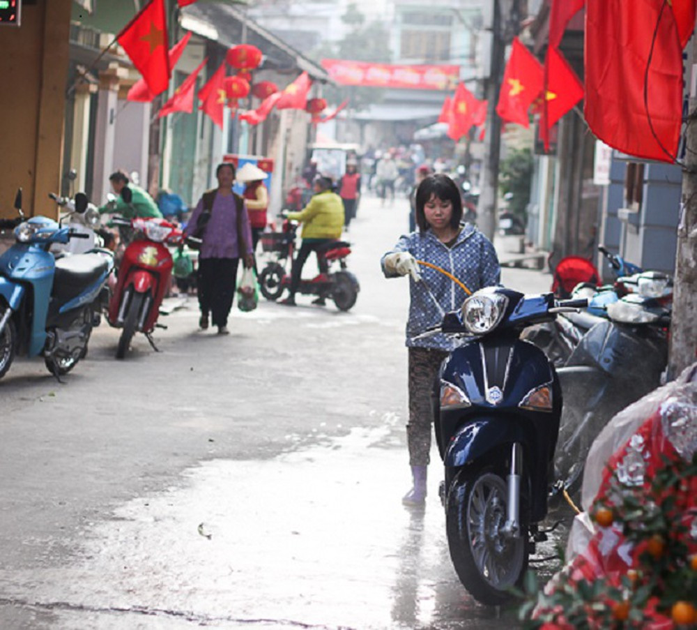 Bên cạnh đó, do giá rửa xe tăng cao nên nhiều gia đình đã chủ động rửa xe tại nhà để tiết kiệm chi phí. Chỉ cần chiếc vòi nước được kéo từ máy nước cùng vài chiếc giẻ, họ đã làm sạch "tạm thời" chiếc xe của mình.